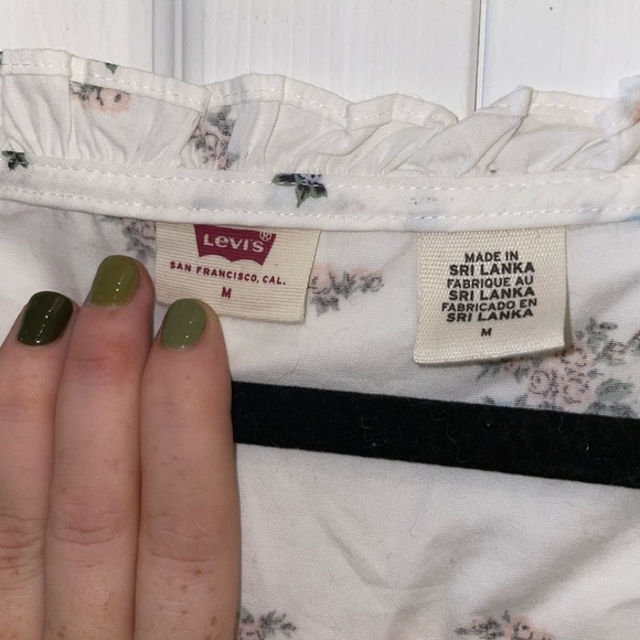 🖤 Levis floral crop Button up​​​​ 🖤​ - Picture 2 of 4